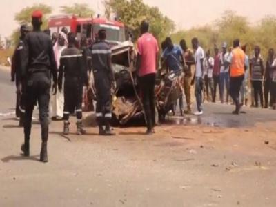 Accident grave à Guéoul (Louga) : Un camion heurte un bus qui prend feu et fait un mort et 20 blessés...